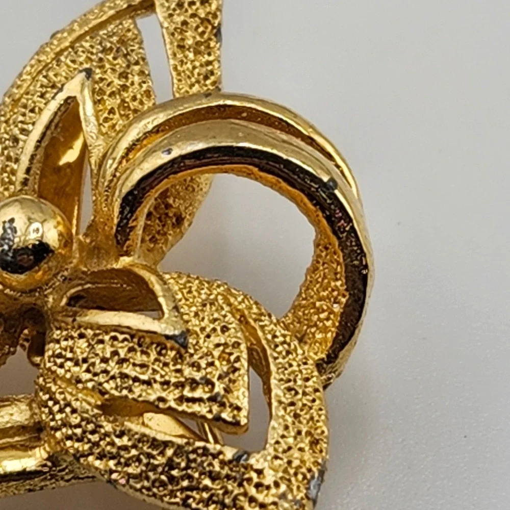 Vintage Gold Tone‎ Textured Flower Brooch Pin Floral Bouquet Jewelry